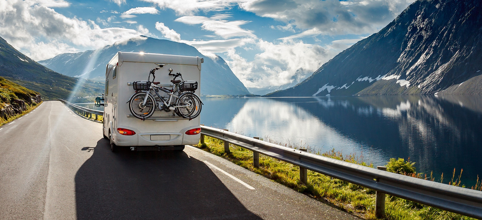 Wohnmobil am Bergsee unterwegs